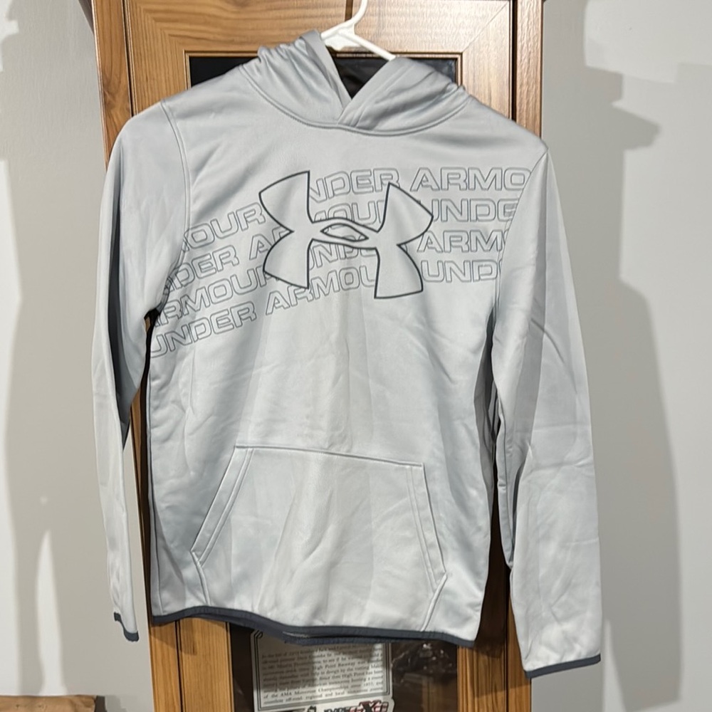 Like NEW Under Armour Light Gray Pullover Hoodie